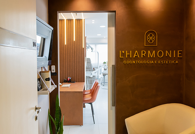 Um espaço moderno e acolhedor para o seu tratamento odontológico e estético.