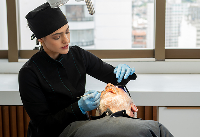 Reabilitação oral com próteses e implantes dentários.