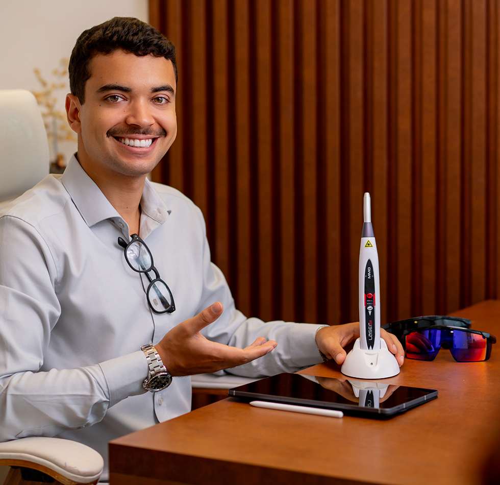 Imagem do doutor gustavo apresentando o aparelho de tratamento a laser.